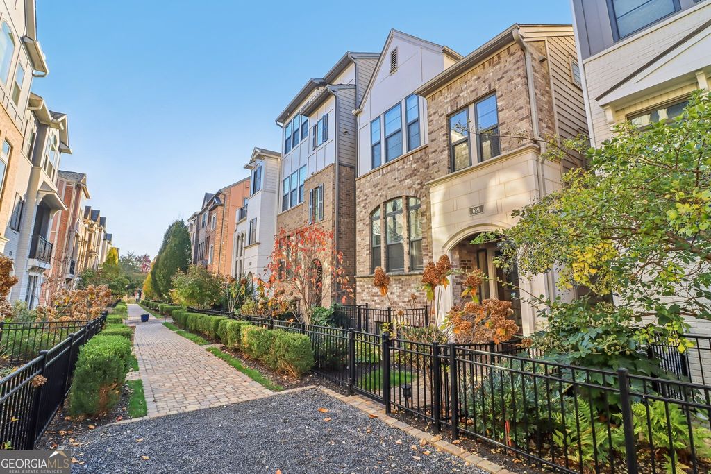 Photo of 621 Broadview Terrace NE, Atlanta, GA 30324 (MLS # 10673909)