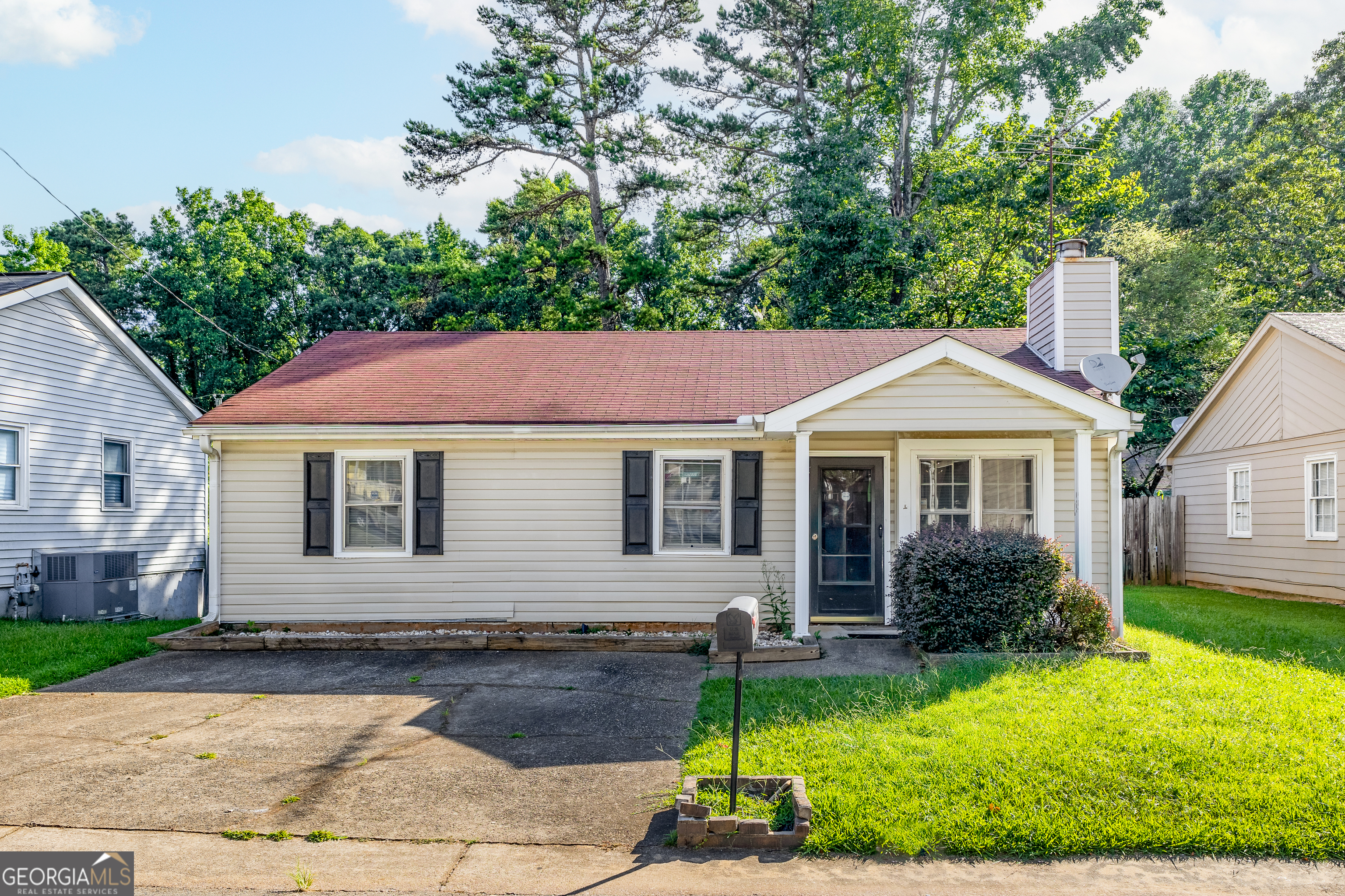 Adorable Buford Gem! Step into this super cute home. Perfect for first-time buyers, anyone downsizing or anyone looking for a cozy place to call their own. Nestled within the prestigious Buford City Schools district, this residence offers the ideal blend of comfort and convenience.