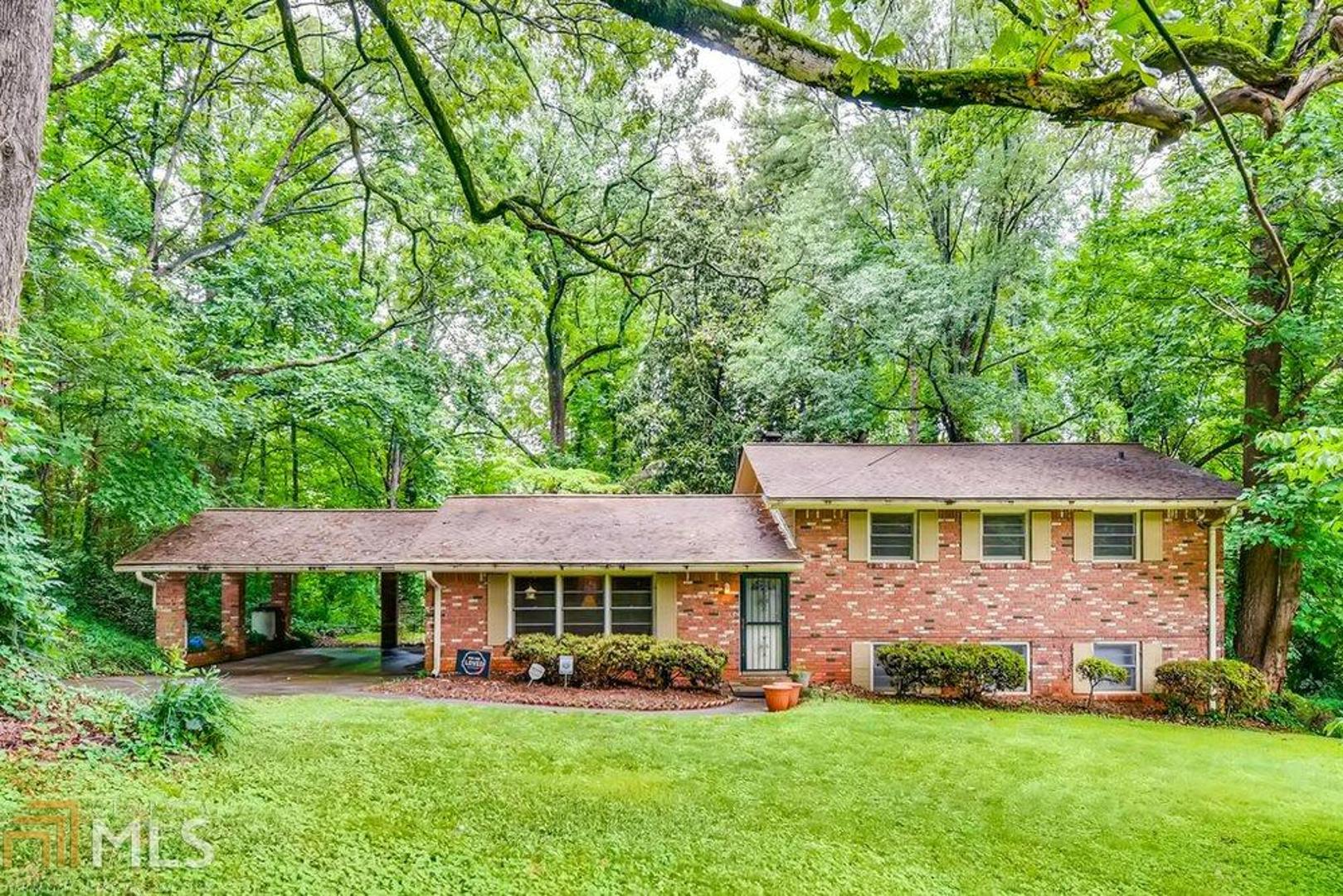 Incredible East Atlanta opportunity. Full brick tri-level home, with spacious bedrooms, large open living areas and large yard. Great location, close to everything.