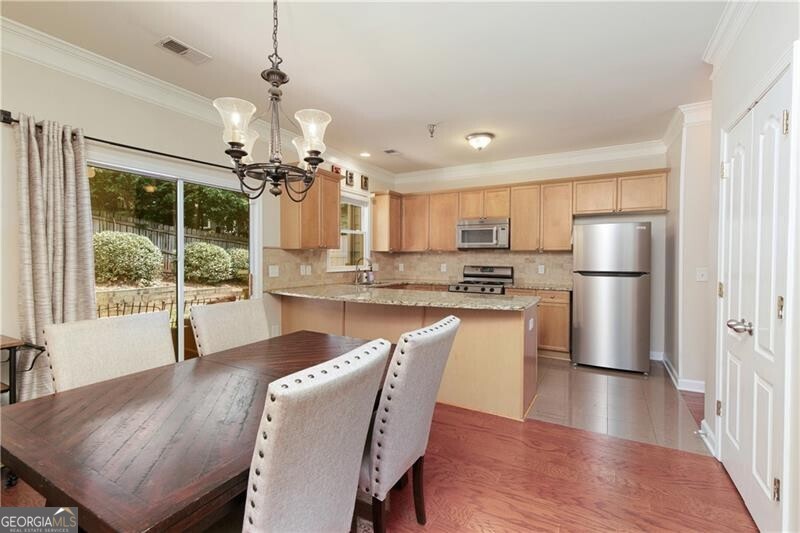 Roswell, Georgia 30076, United States, 2 Bedrooms Bedrooms, ,3 BathroomsBathrooms,Residential,Pending,143080