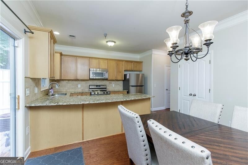 Roswell, Georgia 30076, United States, 2 Bedrooms Bedrooms, ,3 BathroomsBathrooms,Residential,Pending,143080