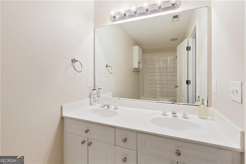 Roswell, Georgia 30076, United States, 2 Bedrooms Bedrooms, ,3 BathroomsBathrooms,Residential,Pending,143080