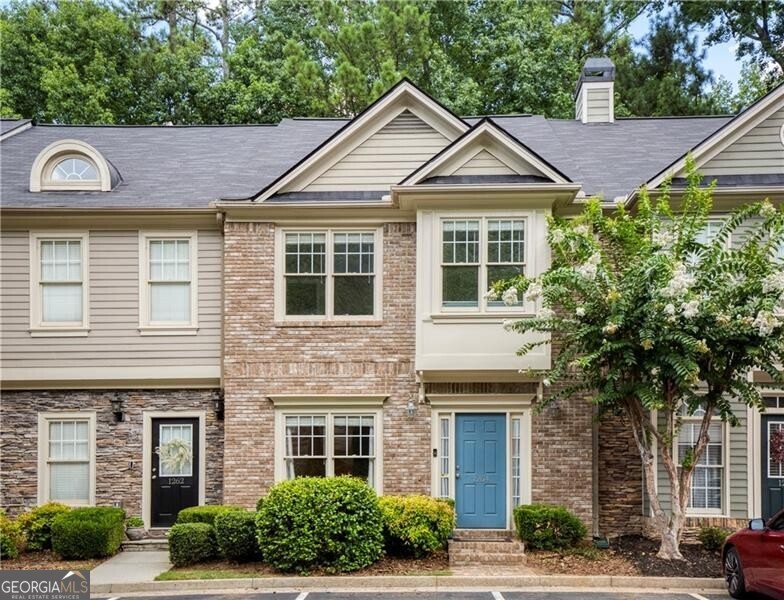 Roswell, Georgia 30076, United States, 2 Bedrooms Bedrooms, ,3 BathroomsBathrooms,Residential,Pending,143080