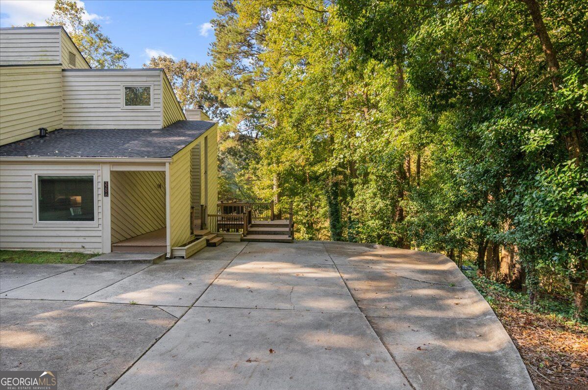 3296 Leeds WAY