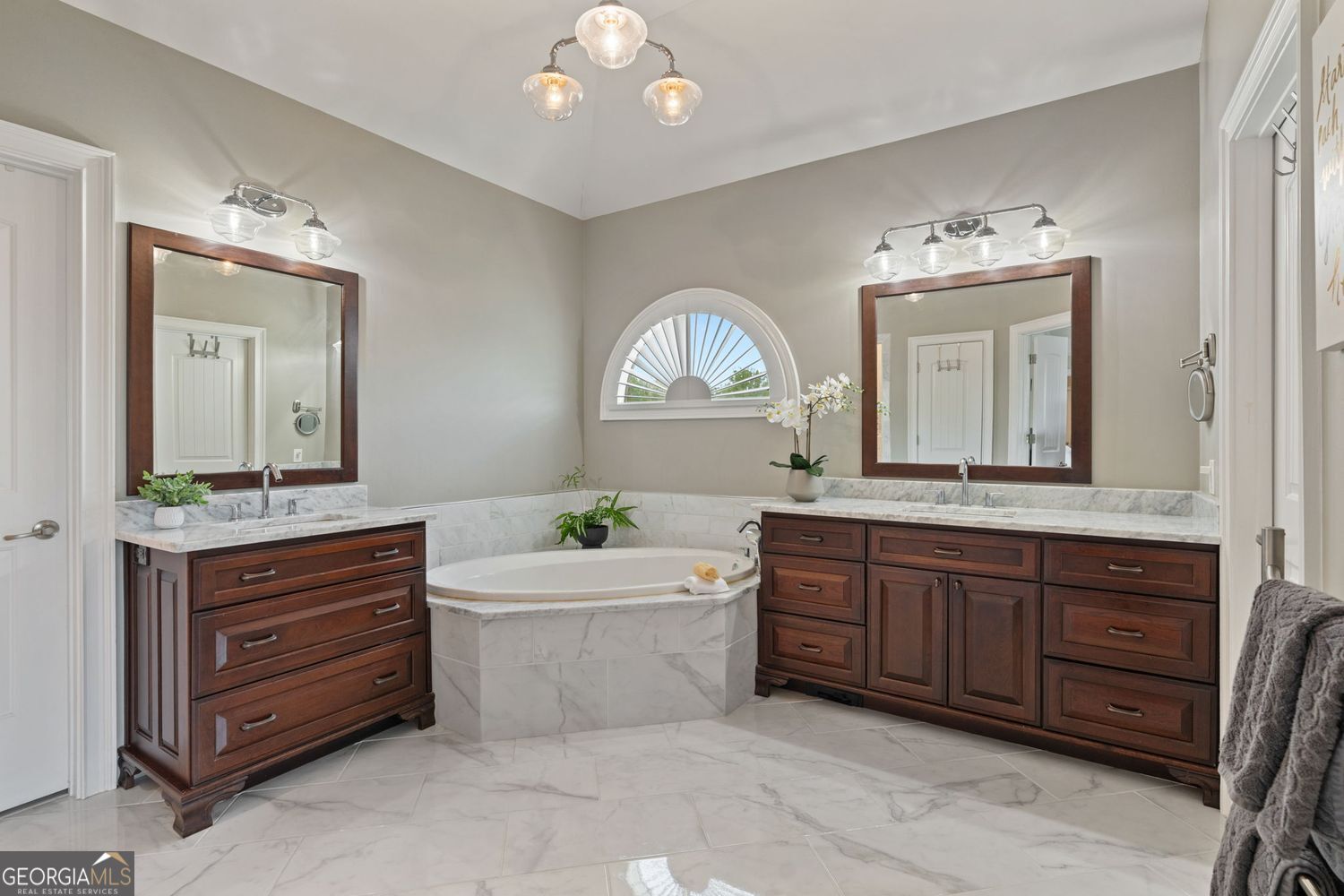 Cumming, Georgia 30028, United States, 6 Bedrooms Bedrooms, ,5 BathroomsBathrooms,Residential,Pending,120482