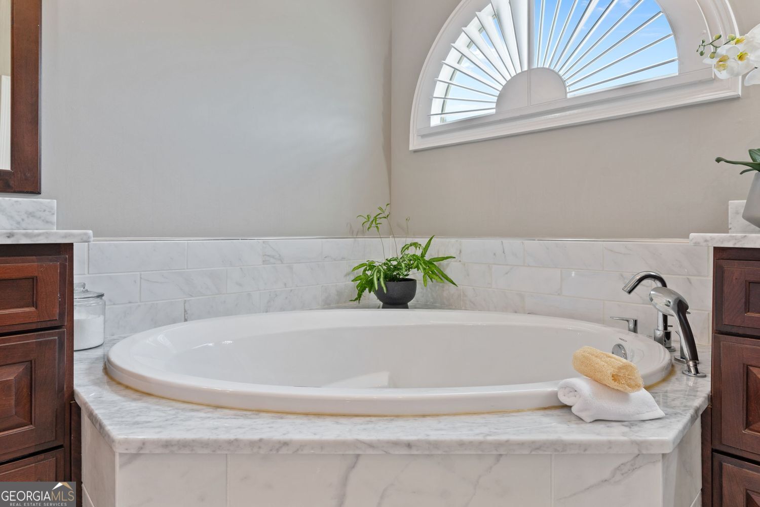 Cumming, Georgia 30028, United States, 6 Bedrooms Bedrooms, ,5 BathroomsBathrooms,Residential,Pending,120482