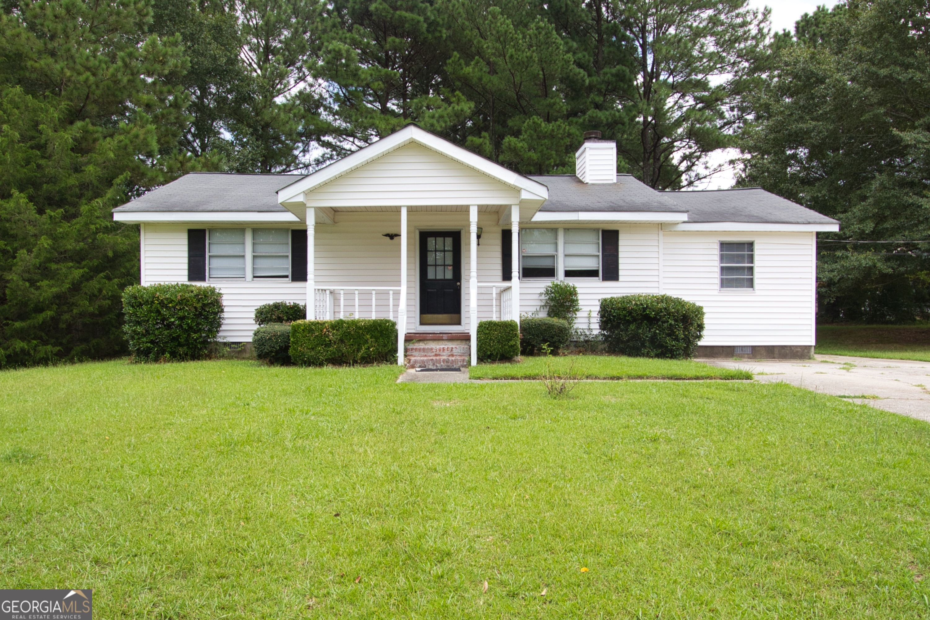 AVAILABLE NOW! Charming 3 bedroom, 1 bathroom ranch on half an acre. Home features fireplace in living room, spacious bedrooms with walk-in closets, and spacious kitchen with separate laundry room. Tenant is responsible for additional $20/per month for trash services. Applicants must have NO prior evictions, have a good credit score, and excellent past rental history. Renters insurance is required. NO pets or Housing Choice Vouchers. Please note, our homes are available on a first-Come, first-serve basis and are not reserved until the lease is signed by all applicants and security deposits are collected. You will never be required to pay via a wire transfer, cash or a peer to peer network (i.e., Vennmo, CASHAPP) All payments shall be made via certified funds brought into our local Myers Team office. To apply: http://bit.ly/3Xjlzzc