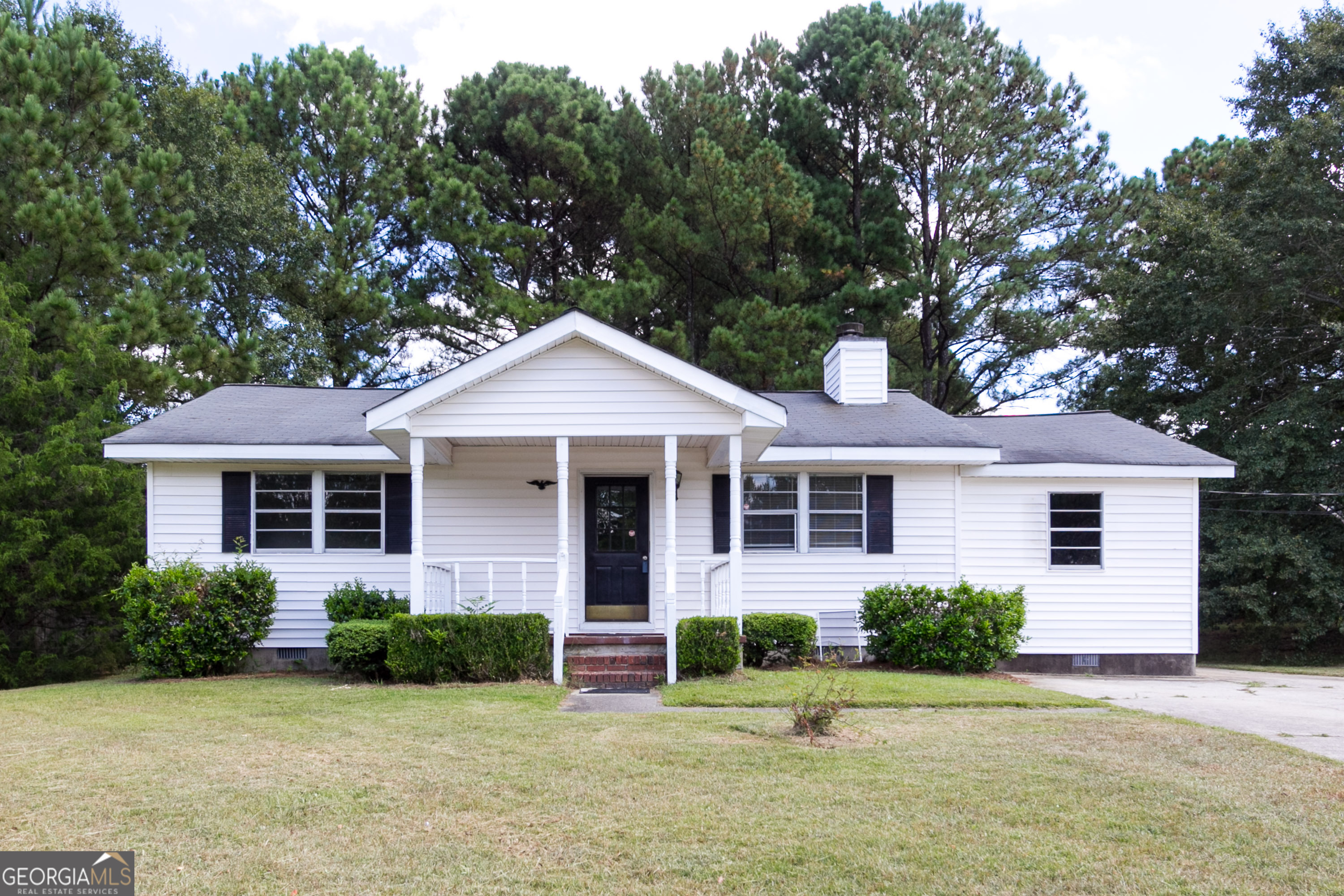 COMING SOON! Available after 7/10. Charming 3 bedroom, 1 bathroom ranch on half an acre. Home features fireplace in living room, spacious bedrooms with walk-in closets, and spacious kitchen with separate laundry room. Tenant is responsible for additional $20/per month for trash services. Applicants must have NO prior evictions, have a good credit score, and excellent past rental history. Renters insurance is required. NO pets or Housing Choice Vouchers. Please note, our homes are available on a first-Come, first-serve basis and are not reserved until the lease is signed by all applicants and security deposits are collected. You will never be required to pay via a wire transfer, cash or a peer to peer network (i.e., Vennmo, CASHAPP) All payments shall be made via certified funds brought into our local Myers Team office. To apply: http://bit.ly/3Xjlzzc