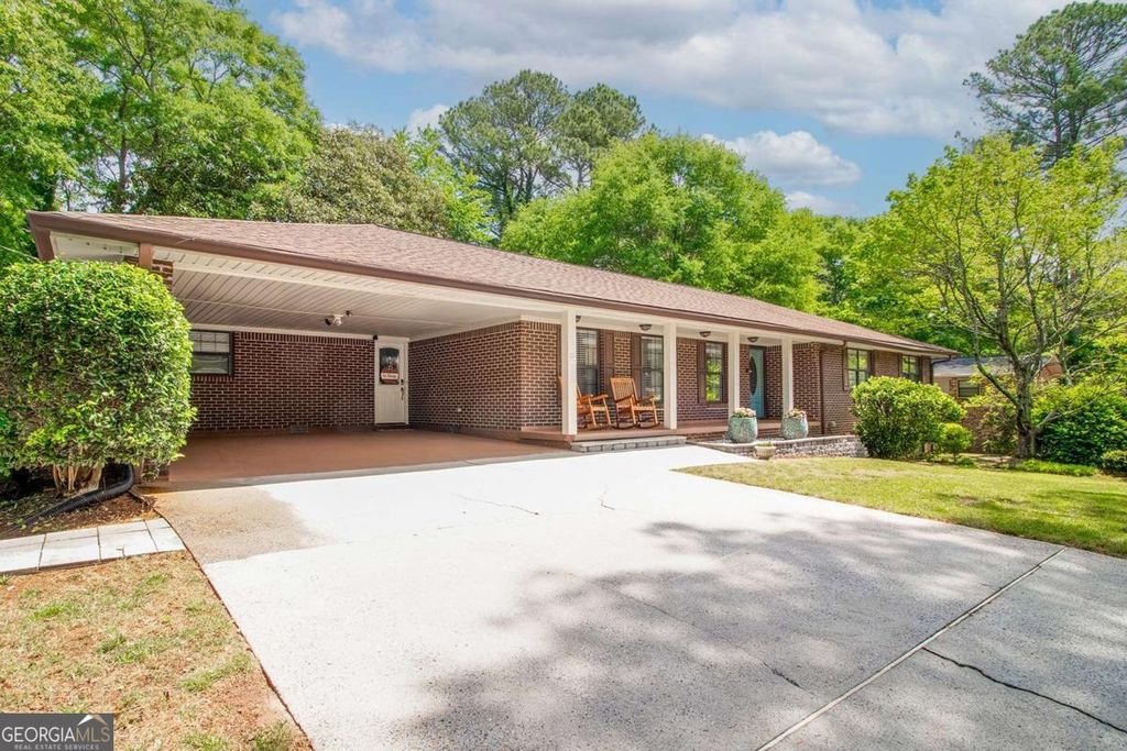 Photo of 2822 Cartwright Drive, Decatur, GA 30033 (MLS # 10769901)