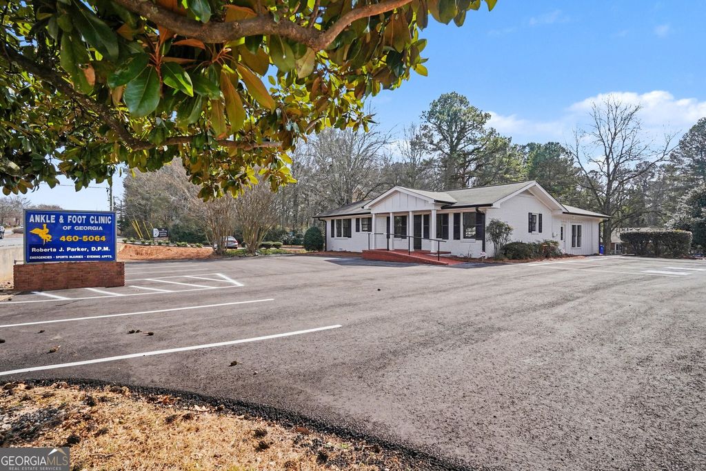 Photo of 730 W Lanier Ave, Fayetteville, GA 30214 (MLS # 10695816)