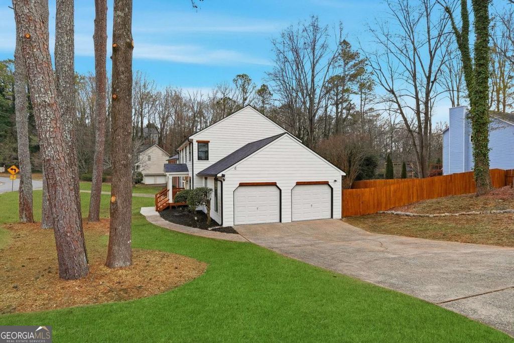 Photo of 2348 Marneil Drive NE, Marietta, GA 30062 (MLS # 10679336)