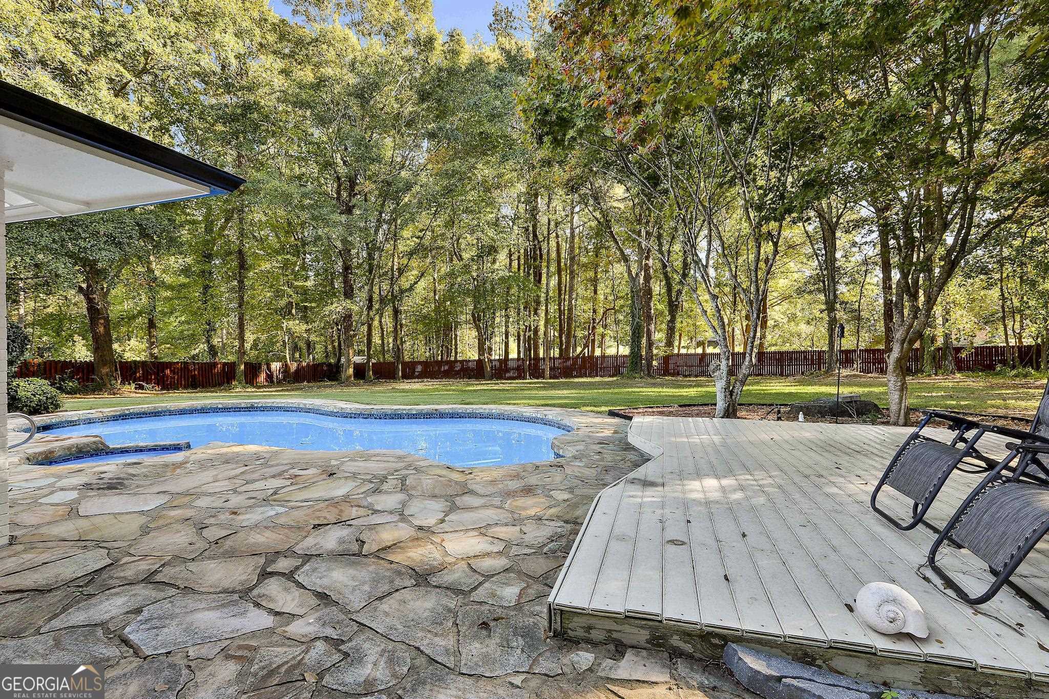 558 Kenwood RD FURNISHED/UTILITIES