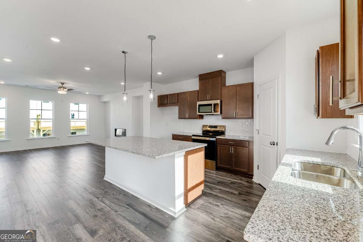 238 Lytham DR SE
