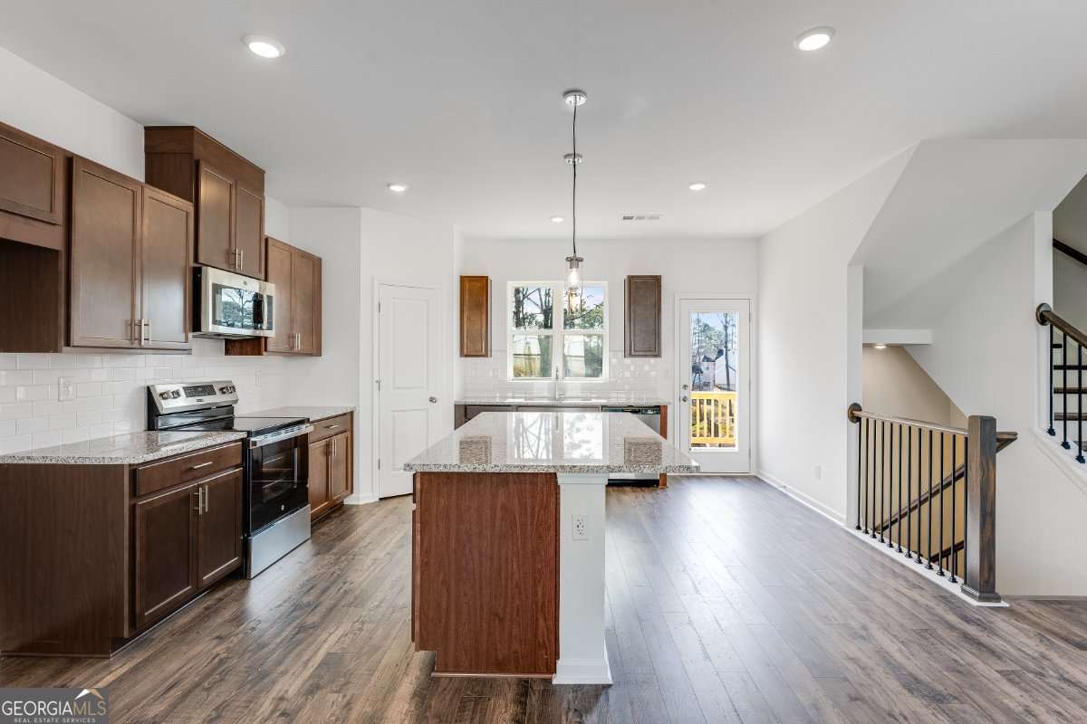 238 Lytham DR SE