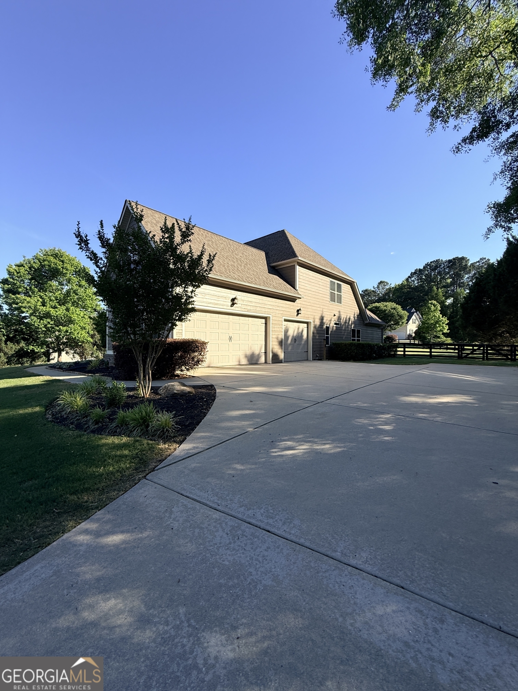 127 Sandisfield DR