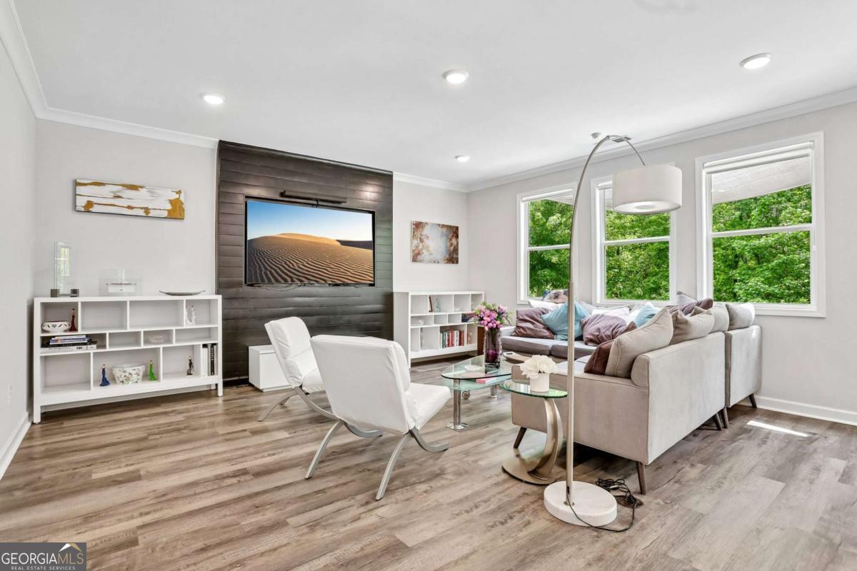 3722 Silvery WAY
