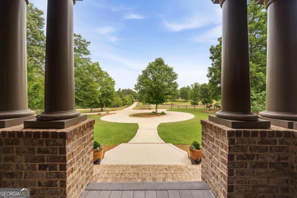 1090 White Oak WAY