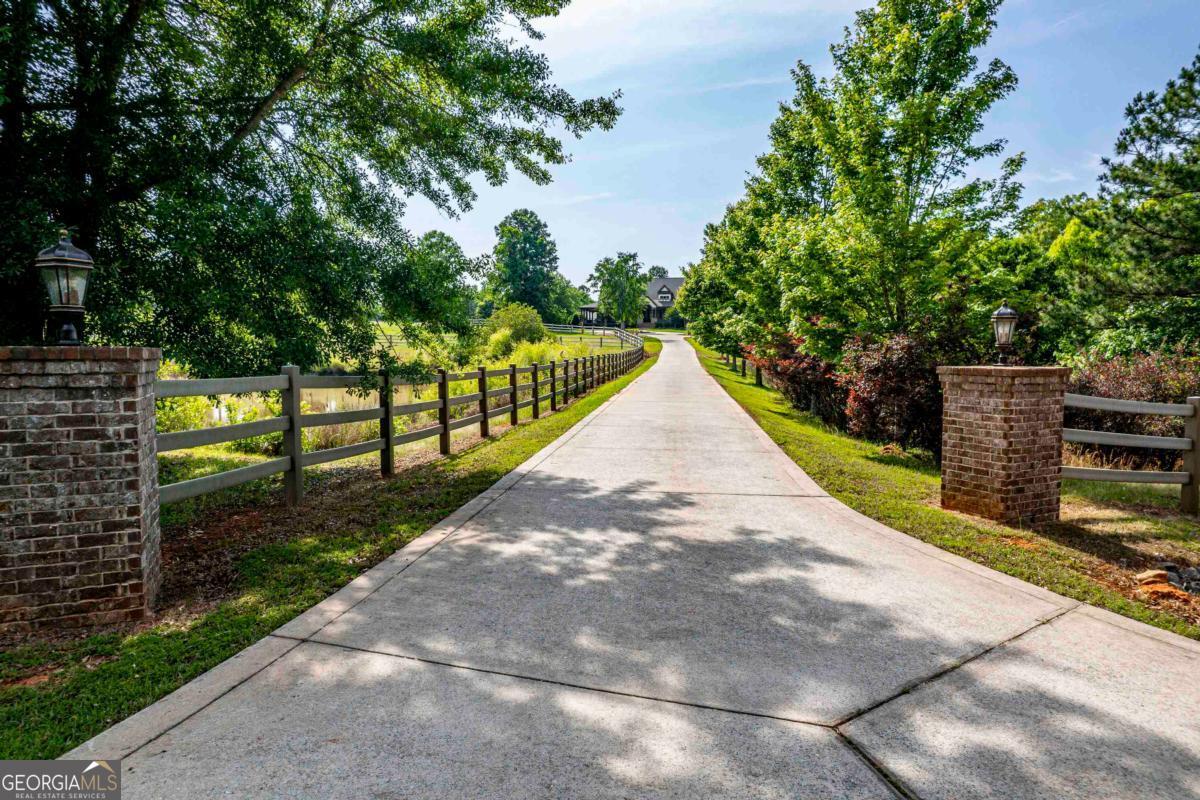 1090 White Oak WAY