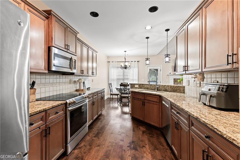 701 Larry LN