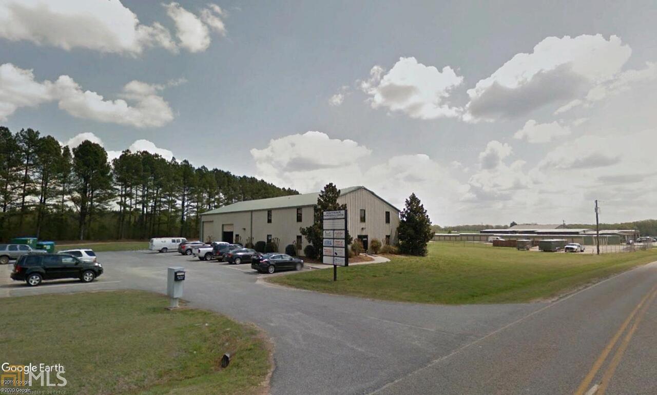 • Main & two satellite locations • Well planned combination of climate & dry storage • Concrete pad for an additional 10,000 RSF at the Arnoldsville Road location • 7,000+/- SF, multi tenant industrial/flex building included with Arnoldsville Road pkg. • Easily managed from the 154 S Broad office location • Expansion room at all three locations • 517 Total Units • 61,692 Total RSF • Flex space currently 80% occupied with long term tenant • Current occupancy around the 70% level