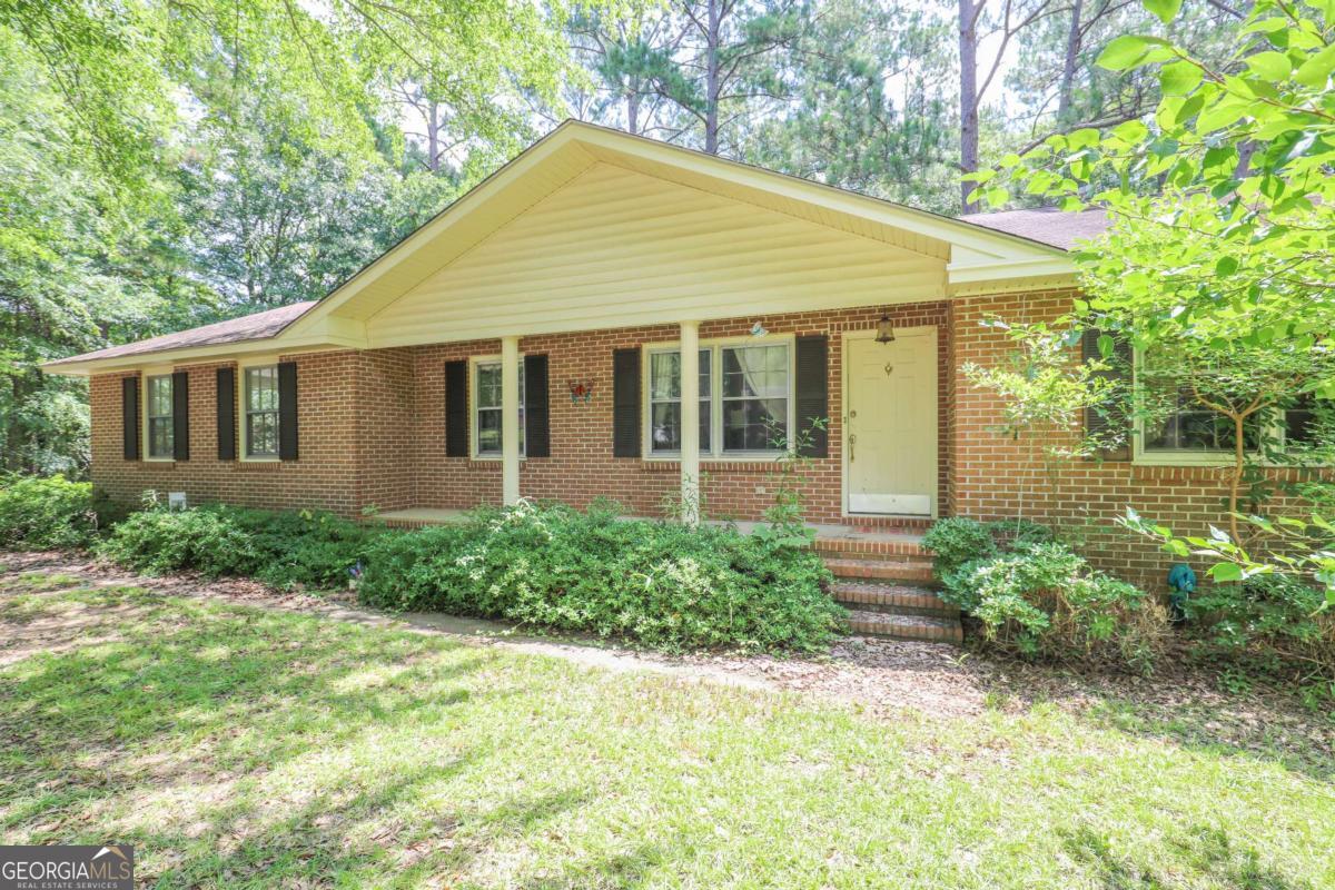 3/2 Brick SFH in the desirable Carrington Woods neighborhood. Close to everything downtown, colleges, shopping, dining & 9 minutes to Kroger/Publix. call agent Realtor Kristin V to show - 706.817.0768