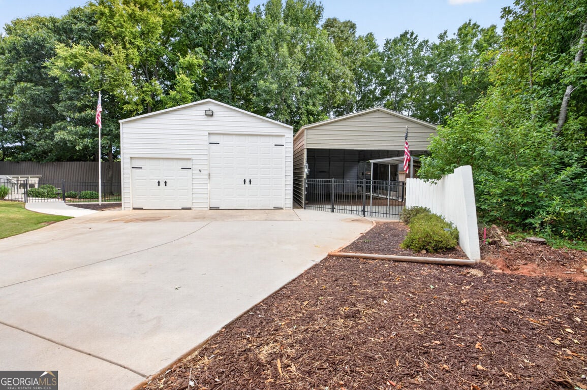 82 Flintstone RD