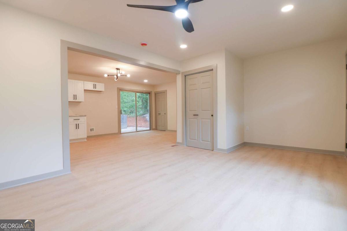 4396 Greenleaf CIR