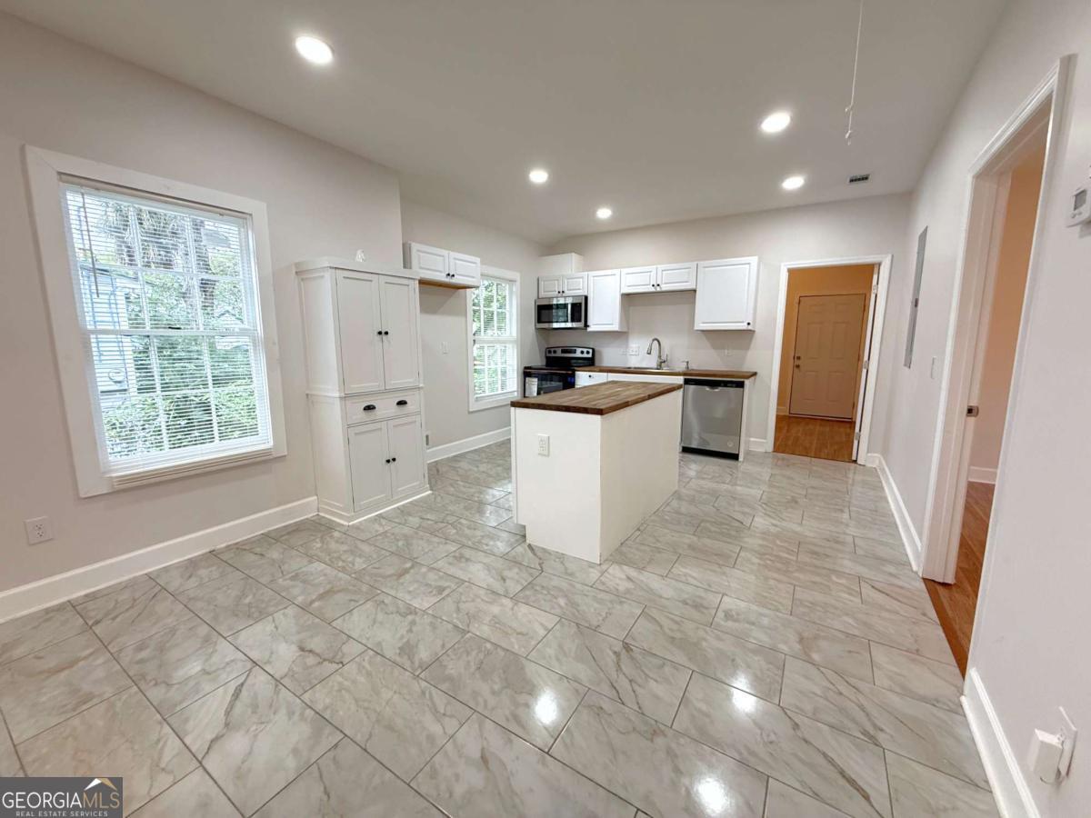 922 W 42Nd ST