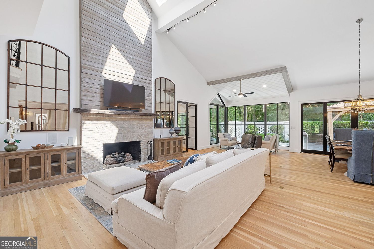 Atlanta, Georgia 30305, United States, 4 Bedrooms Bedrooms, ,5 BathroomsBathrooms,Residential,Active,168808