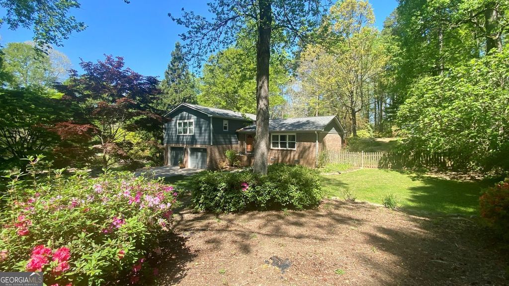 Photo of 2901 Victoria Drive, Marietta, GA 30068 (MLS # 10726931)