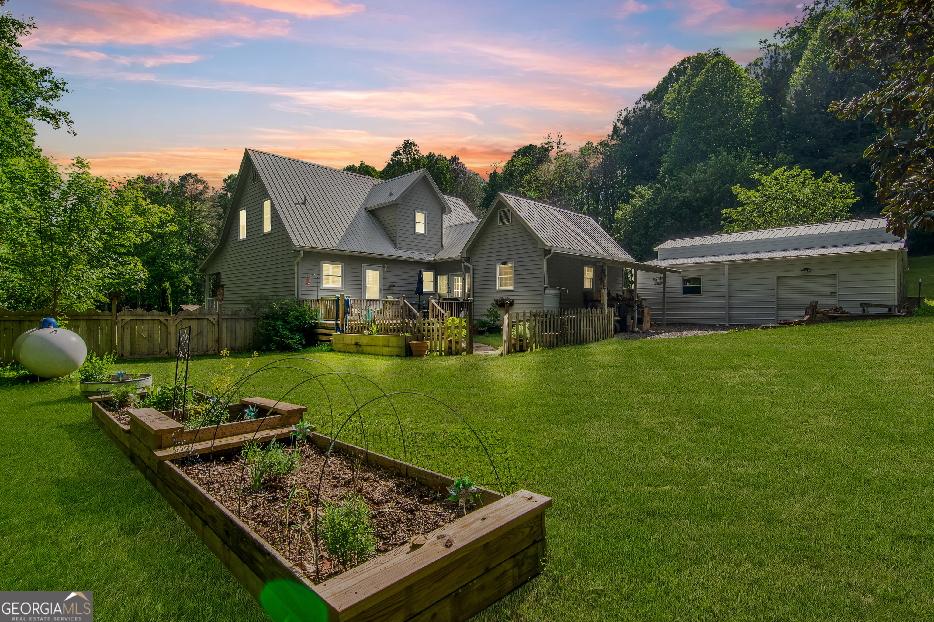 18 Cherry LN