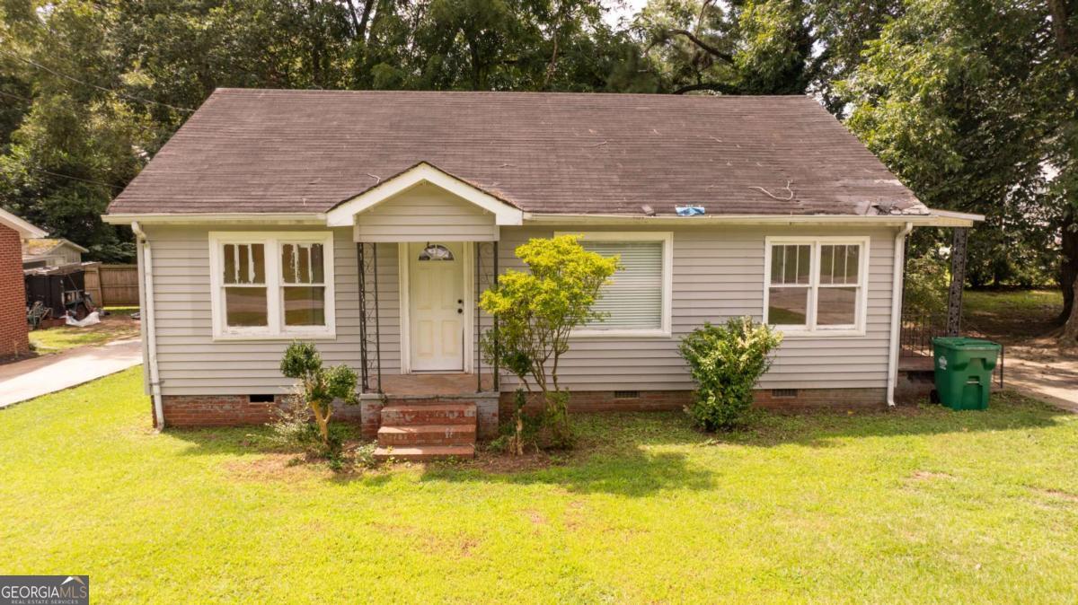 AFFORABLE HOME TWO BEDROOM ONE BATH, LARGE LOT OFF CLIFTON TERRACE CLOSE TO DOWNTOWN,