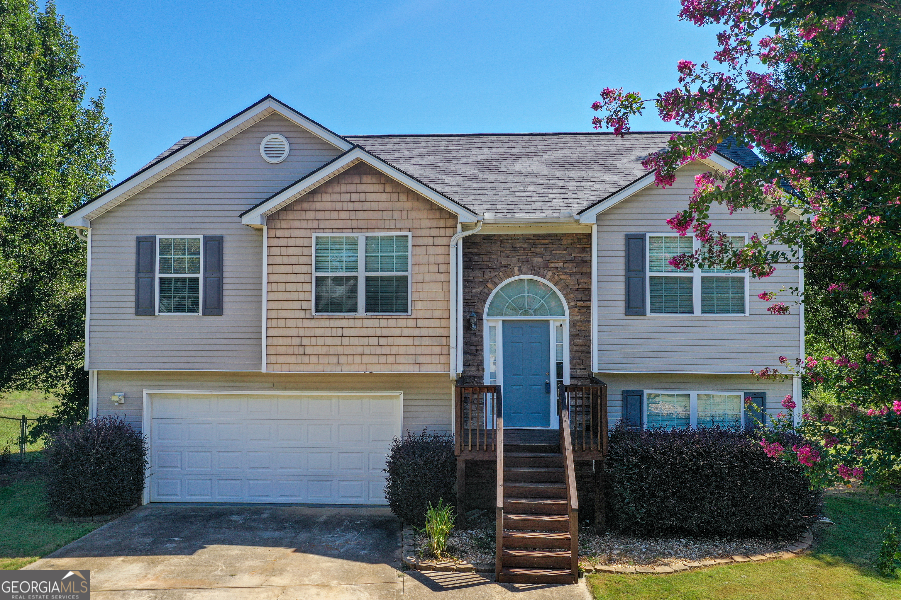 PRICE REDUCTIONS! Country living at its best! Take a look at this beautiful spacious split foyer home situated on an extra large lot in a cul de sac location. Convenient to Athens, this is a great home for the commuter. The mature trees in front are a welcoming site of shade when you enter the driveway. Upon entering the home, you will find a landing to access upstairs and downstairs. On the main floor, the spacious living room features vaulted ceilings and a wood burning fireplace. The formal dining room is just steps from the spacious kitchen that features stained wood cabinets and plenty of counter space. A large breakfast room is just a few steps away from the kitchen which . The exterior door will let you enjoy the back deck which overlooks the expansive fenced in private backyard that is great for the pets. The large master suite has a huge walk in closet and a full bathroom with double sinks, tub and separate shower. The additional bedrooms are just around the corner along with the additional full bathroom. Downstairs is a huge flex space that can be expanded into an additional bedroom or just use as a flex space. A full bathroom is also located downstairs. The basement door to the backyard leads you to an open yard that is perfect to add your own touches to. This beautiful home is ready for its new owners. Call today for your viewing appointment!