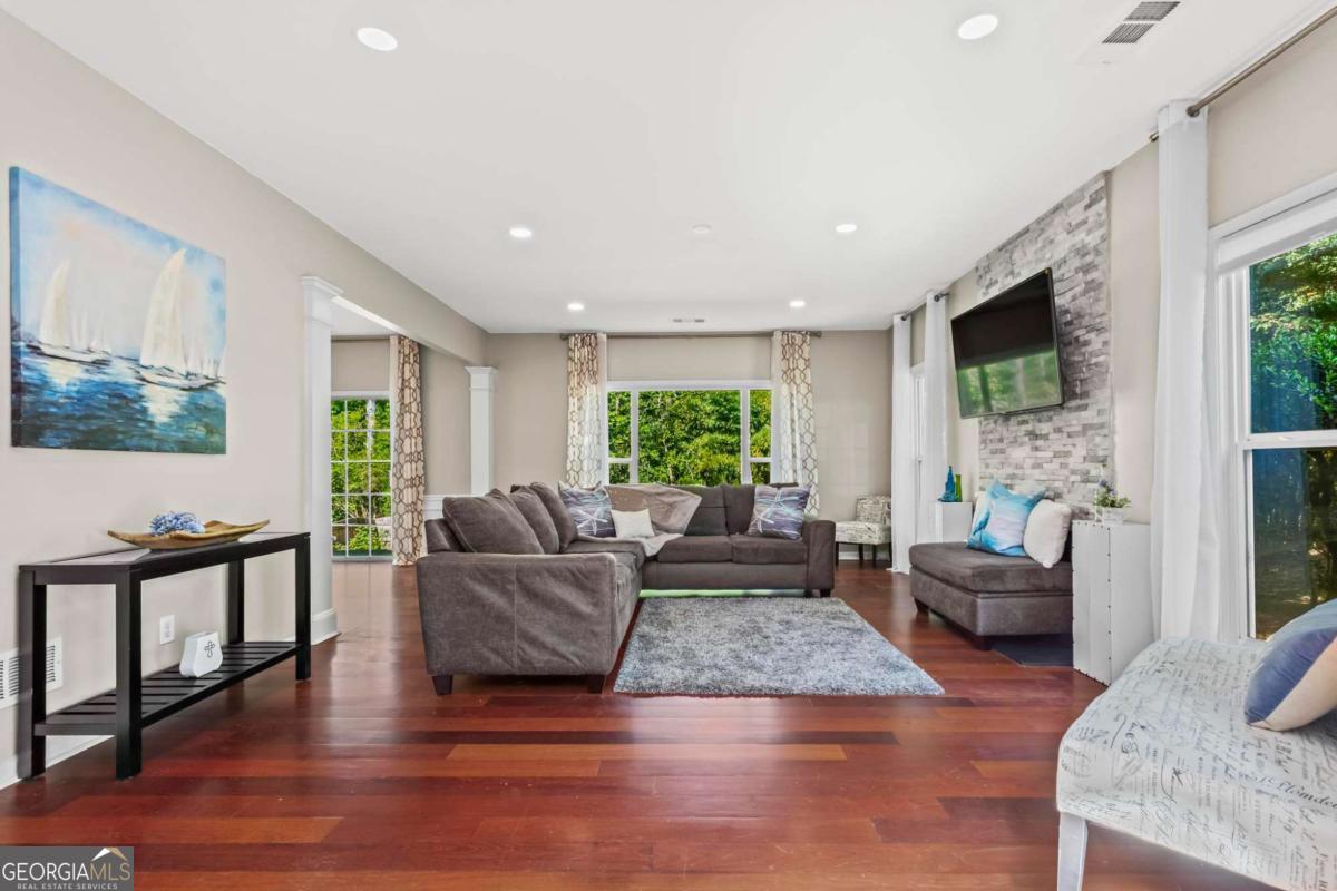 5010 Foxberry LN
