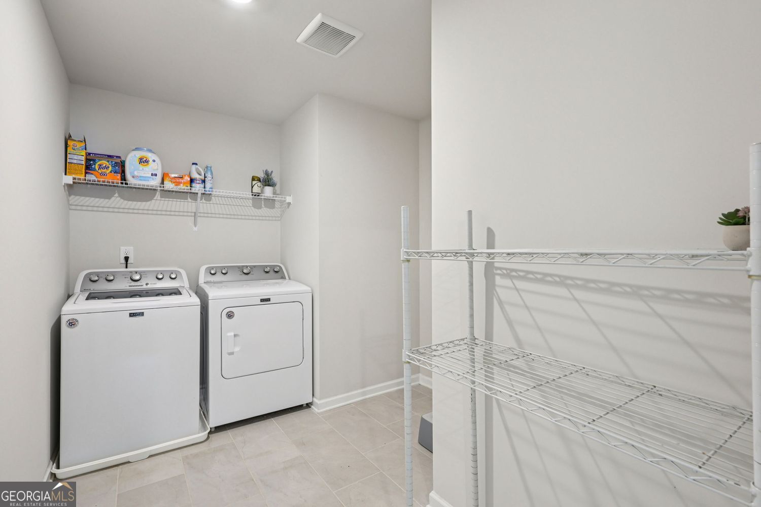 Lilburn, Georgia 30047, United States, 5 Bedrooms Bedrooms, ,4 BathroomsBathrooms,Residential,Pending,211865