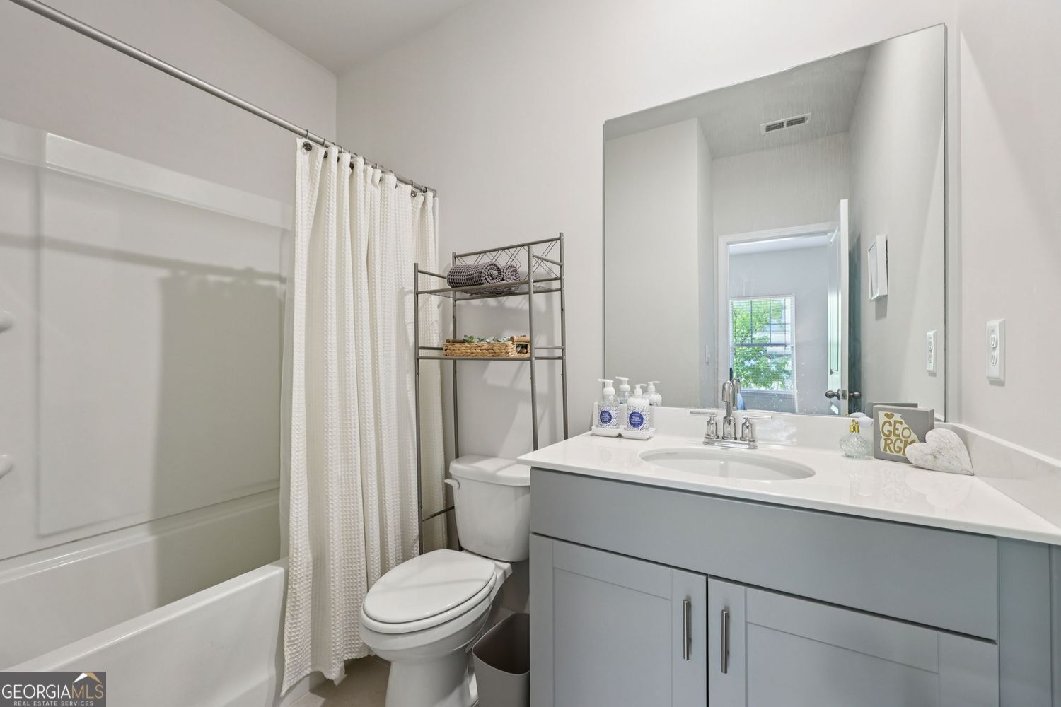 Lilburn, Georgia 30047, United States, 5 Bedrooms Bedrooms, ,4 BathroomsBathrooms,Residential,Pending,211865