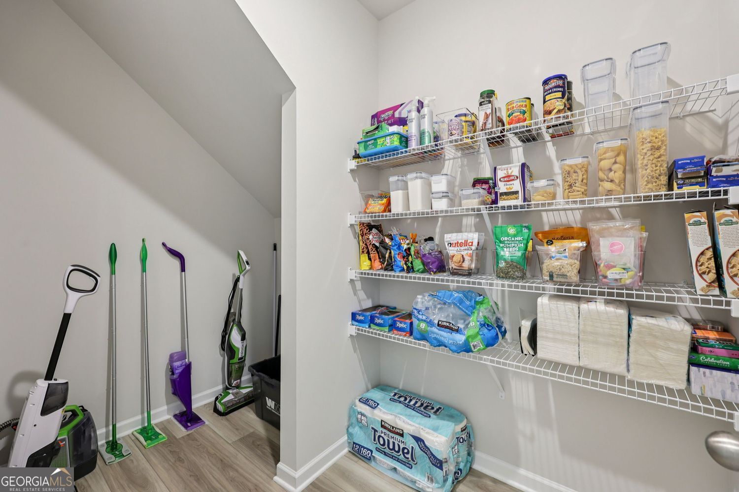 Lilburn, Georgia 30047, United States, 5 Bedrooms Bedrooms, ,4 BathroomsBathrooms,Residential,Pending,211865