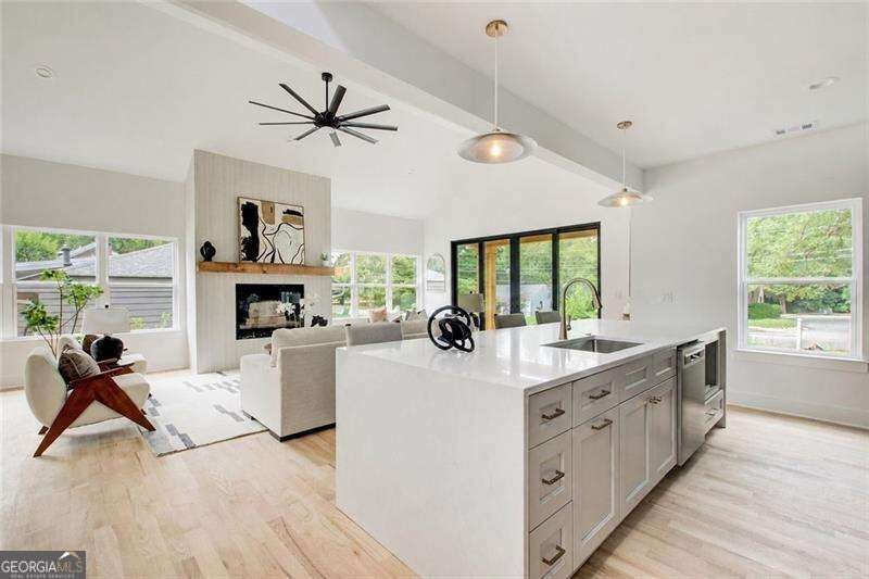 4065 Comanche DR