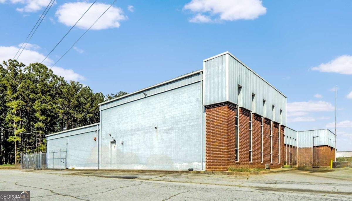 1560 Commercial CT