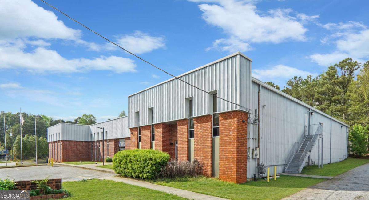 1560 Commercial CT