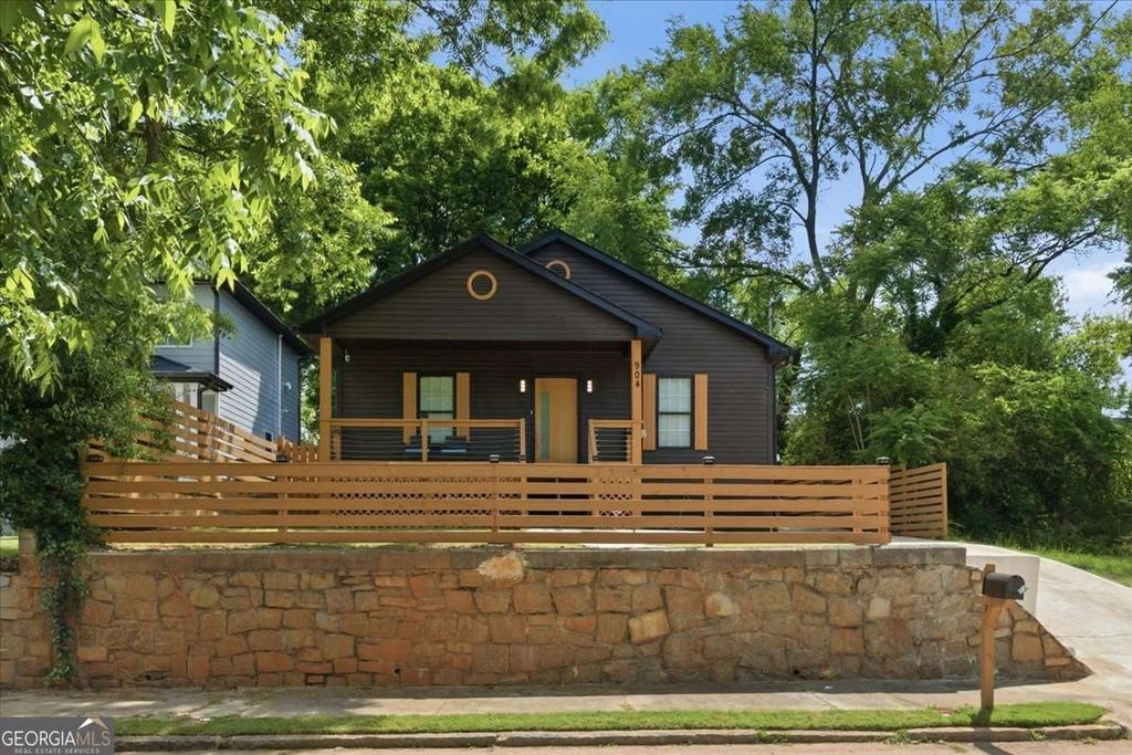 Photo of 904 Ira Street SW, Atlanta, GA 30310 (MLS # 10763319)