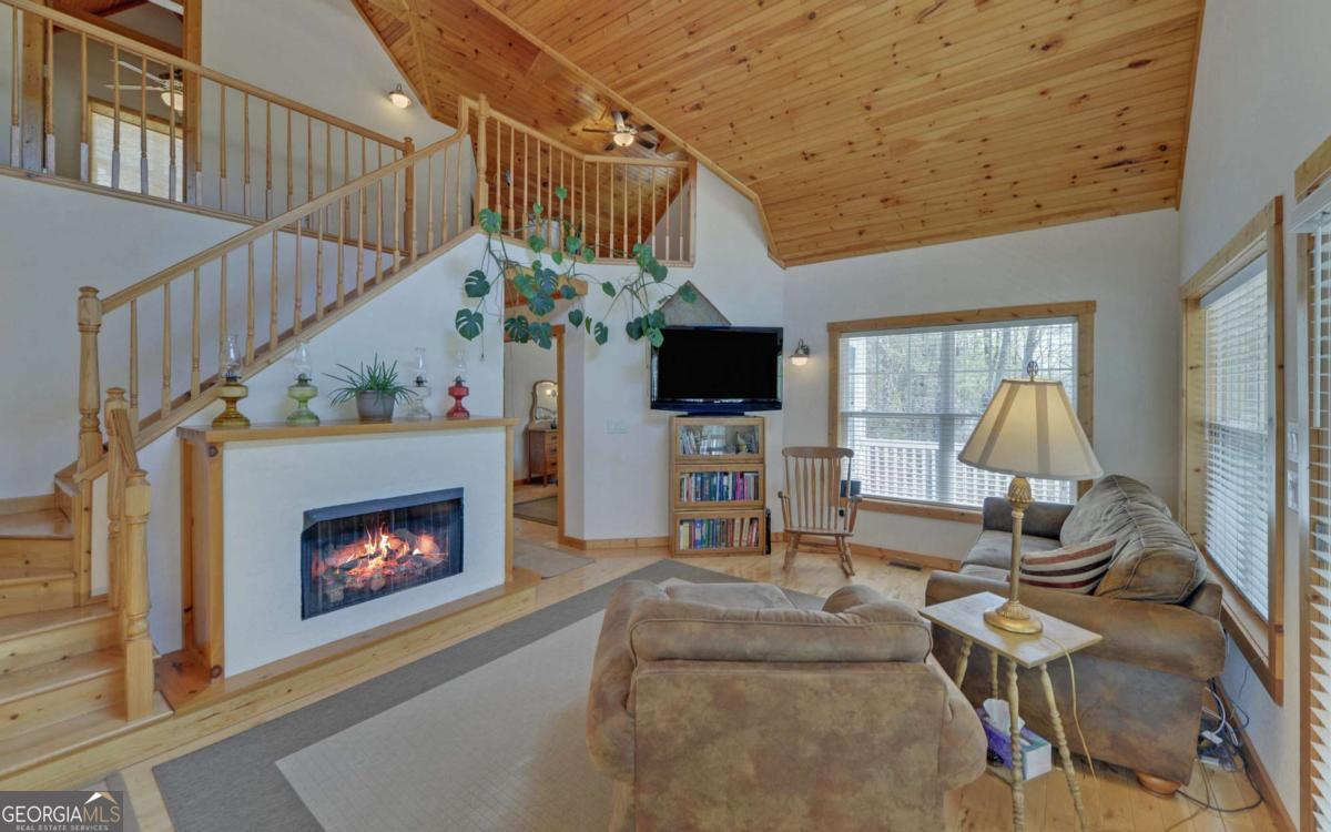 202 Dove LN