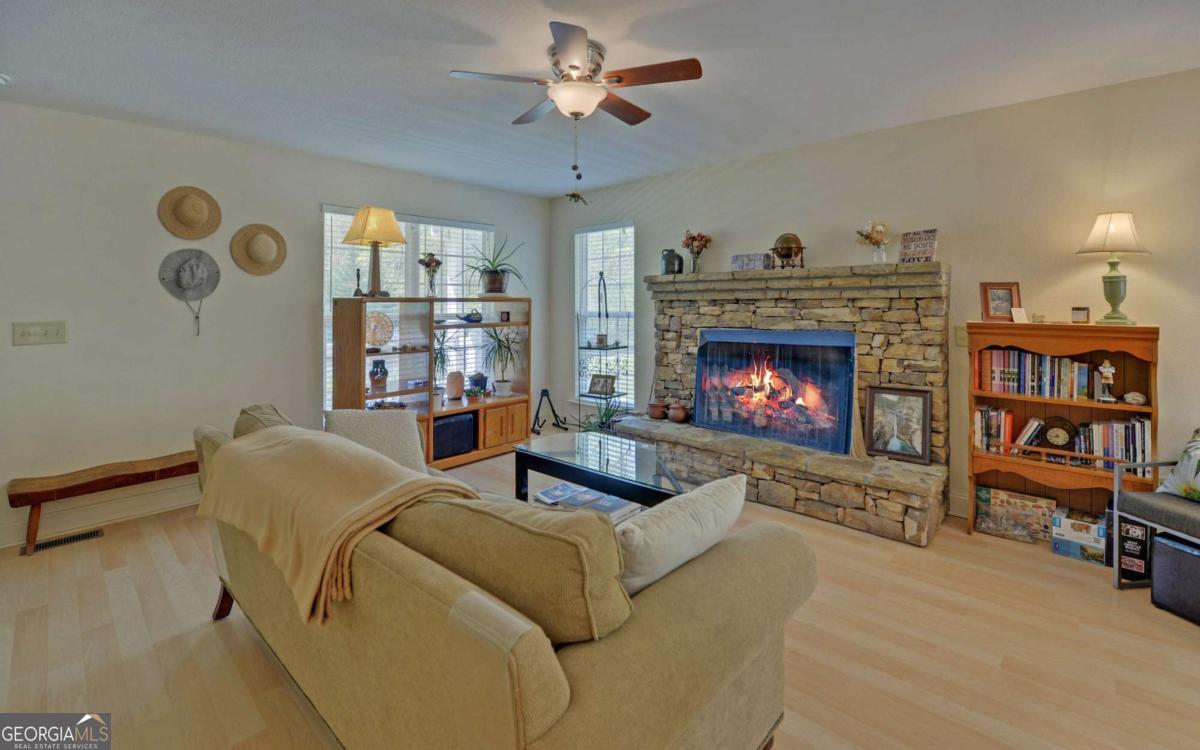 202 Dove LN