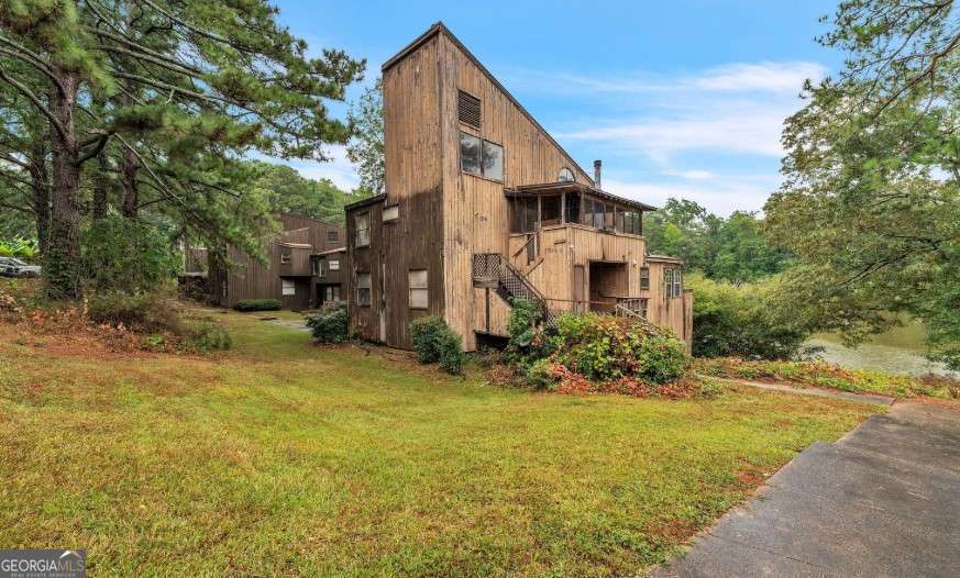 This cozy condo at has been tastefully updated over the years. Enjoy a bright and functional floor plan, updated kitchen and bath, and modern flooring throughout. Conveniently located near I-20, public transportation, shopping, and dining. Perfect for first-time buyers or investors-don't miss this opportunity!