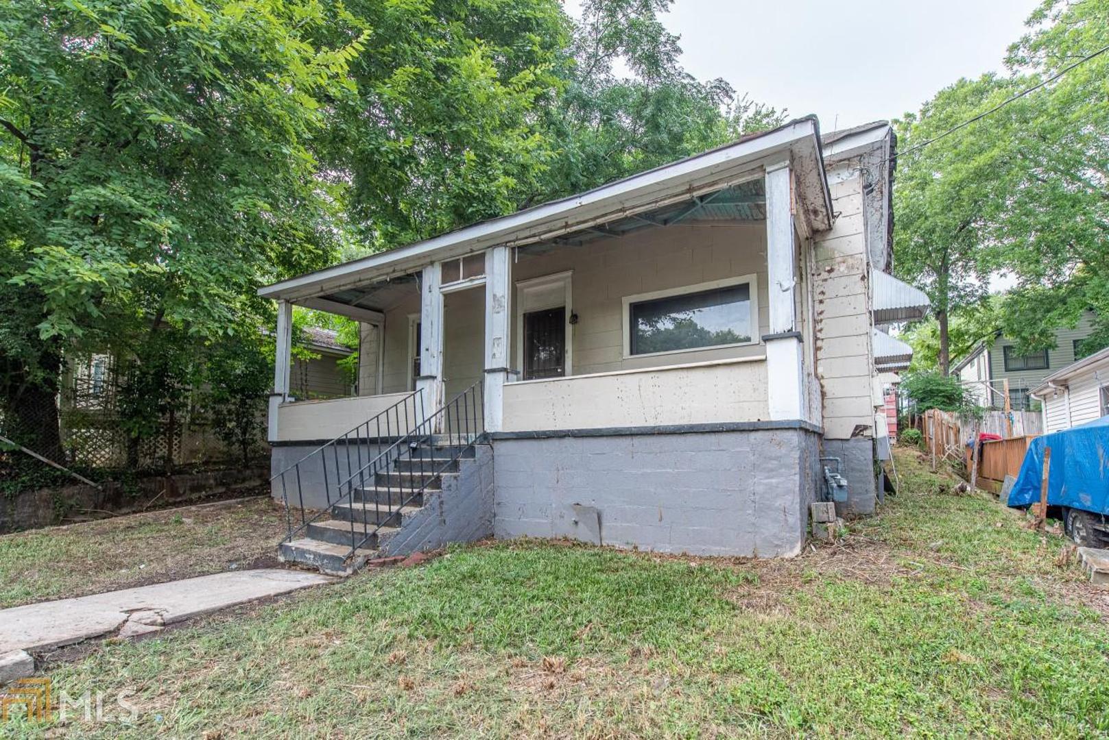 Rehab/build new, 50x100 R5 lot in Reynoldstown/Cabbagetown. Walk to Krog Street Market, BeltLine Eastside Trail Southern Extension, Carroll Street Caf , Littles Food Store and MARTA. 5-minute bike ride to Historic Inman Park and Edgewood Ave nightlife. Visit Publix and AMC at Madison, just 0.3 miles away. The 70-acre CSX-Hulsey yard recently ceased operations and is poised for redevelopment, which will be a gamechanger. ARV: $500k to $600k+ depending on if you add SqFt. New construction in the area is selling for $600k to $800k+. Over $180k (33%) profit potential.