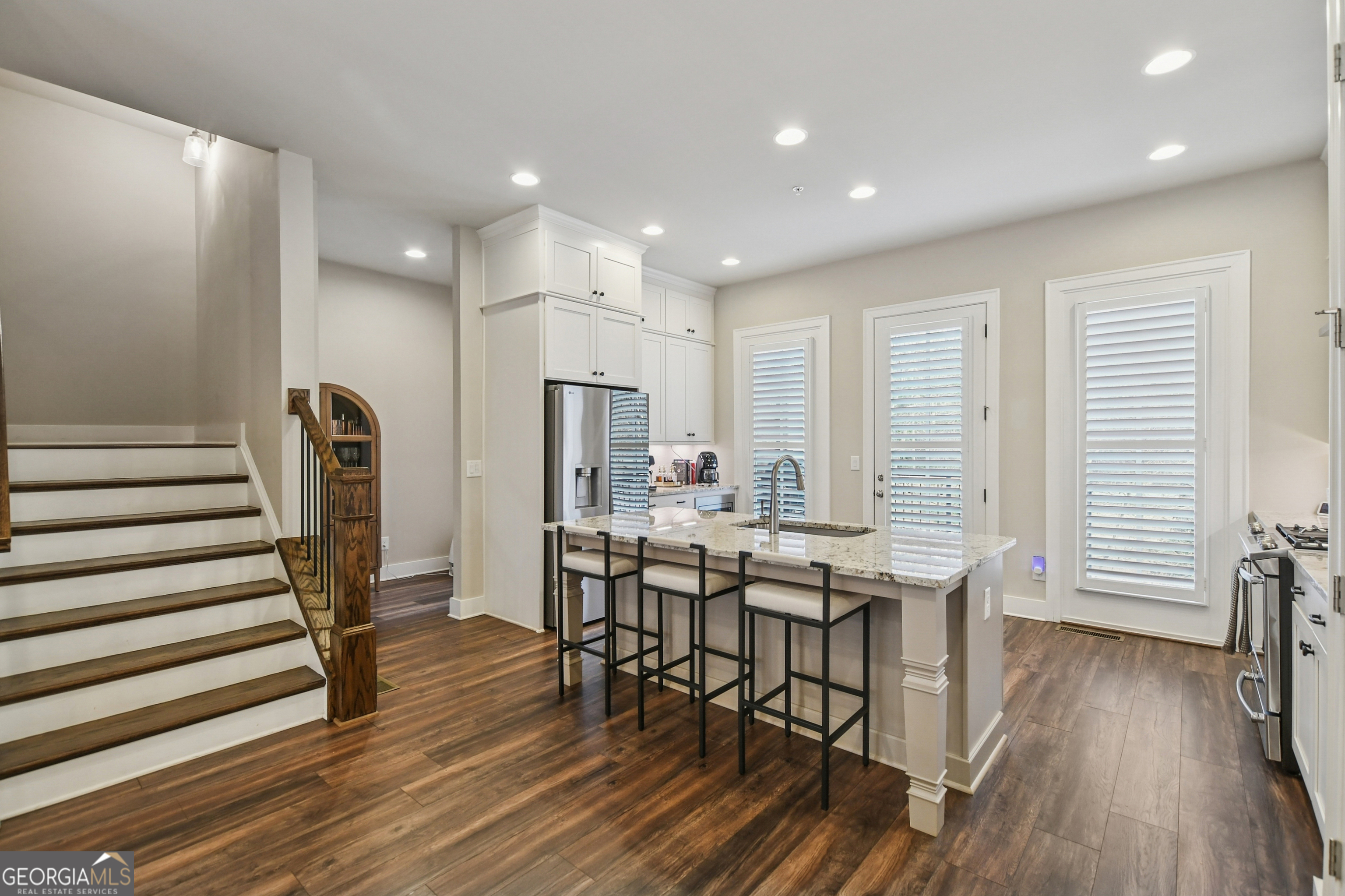 220 Mitchell LN