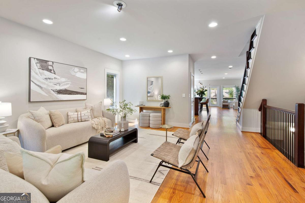 866 Monroe DR NE