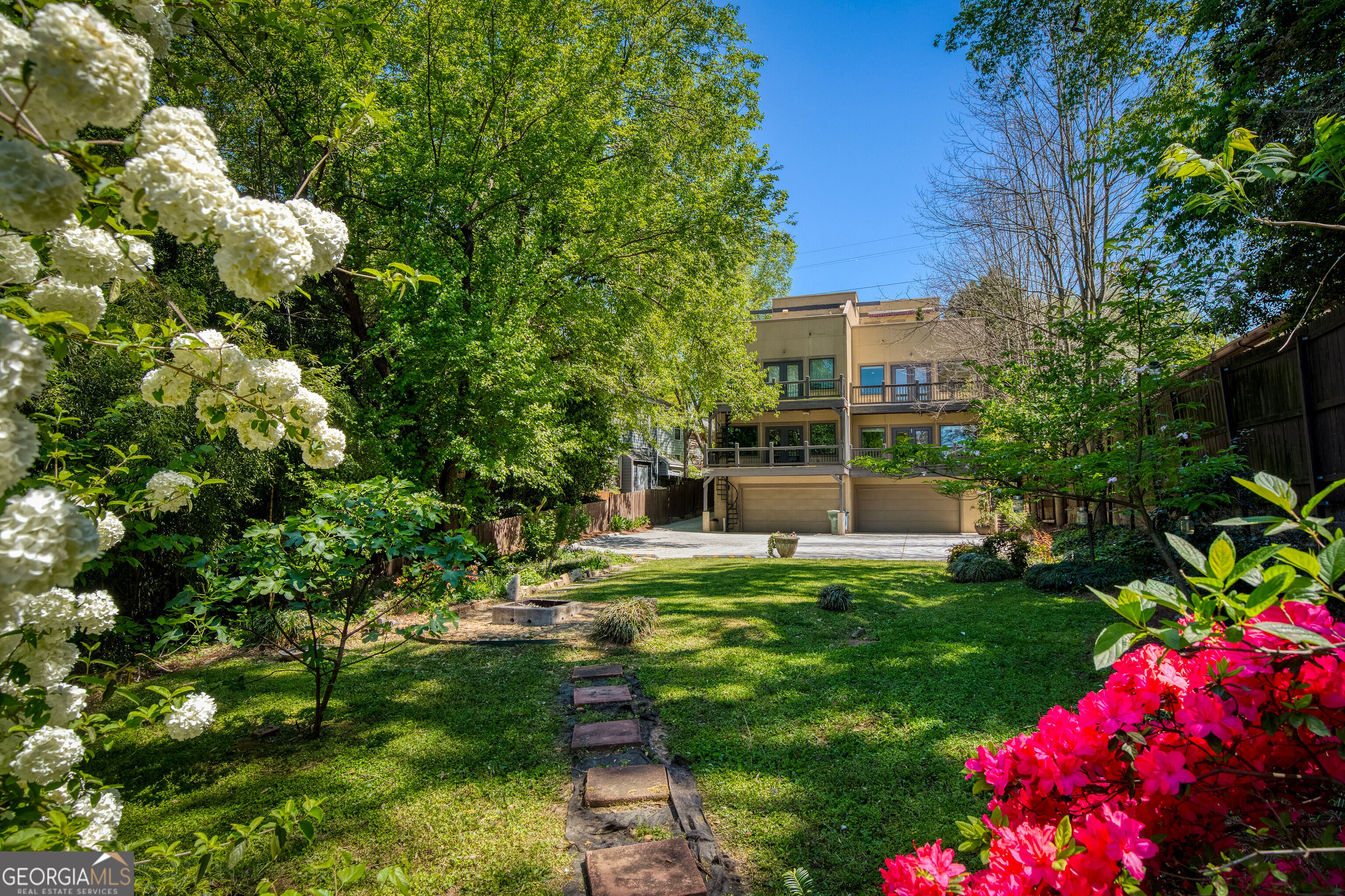 866 Monroe DR NE