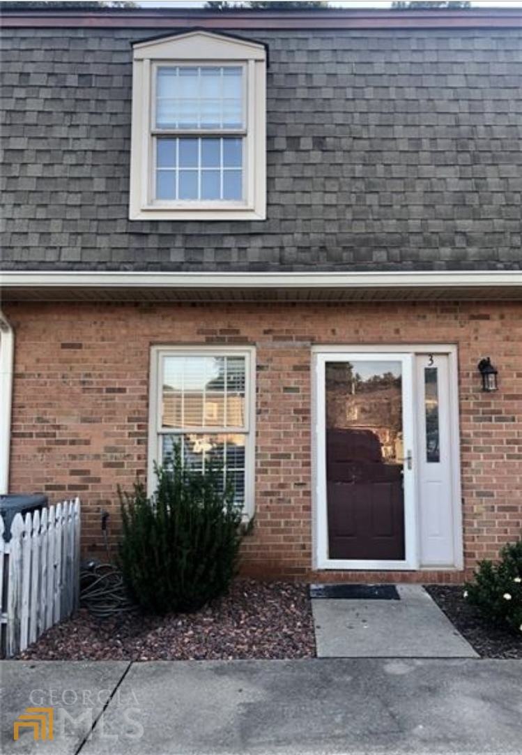 Spacious, recently updated 2 bedroom 1.5 bath condo. Kitchen overlooking open concept living area. Private back patio with wooded view. Newly updated flooring and neutral paint colors. Located in Oakwood close to University of North Georgia , Gainesville Campus and I-985. Ready for move in! Professionally managed.