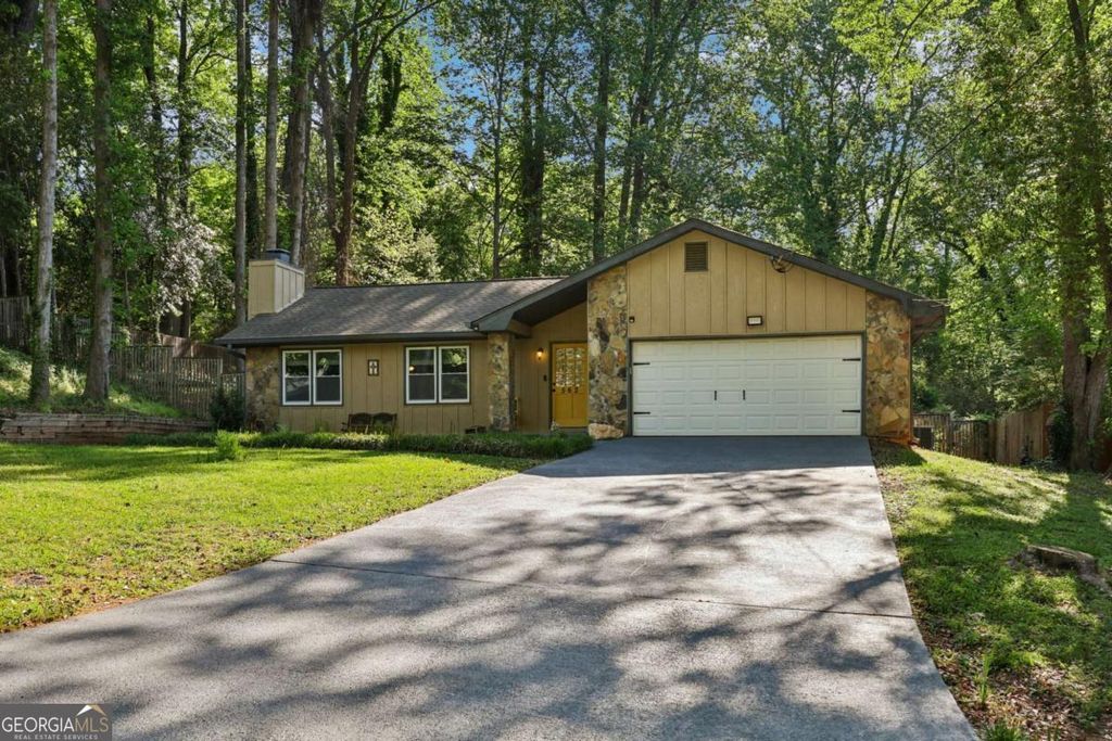 Photo of 562 Rimrock Trail, Stone Mountain, GA 30083 (MLS # 10737510)